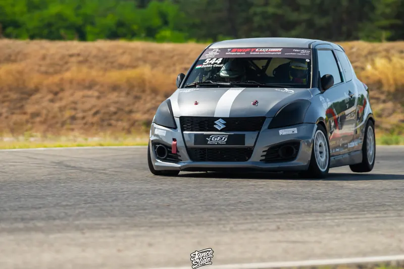 Suzuki Swift kanyarodik a pályán