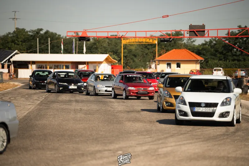 Pályanapos autók sorban a boxutcában