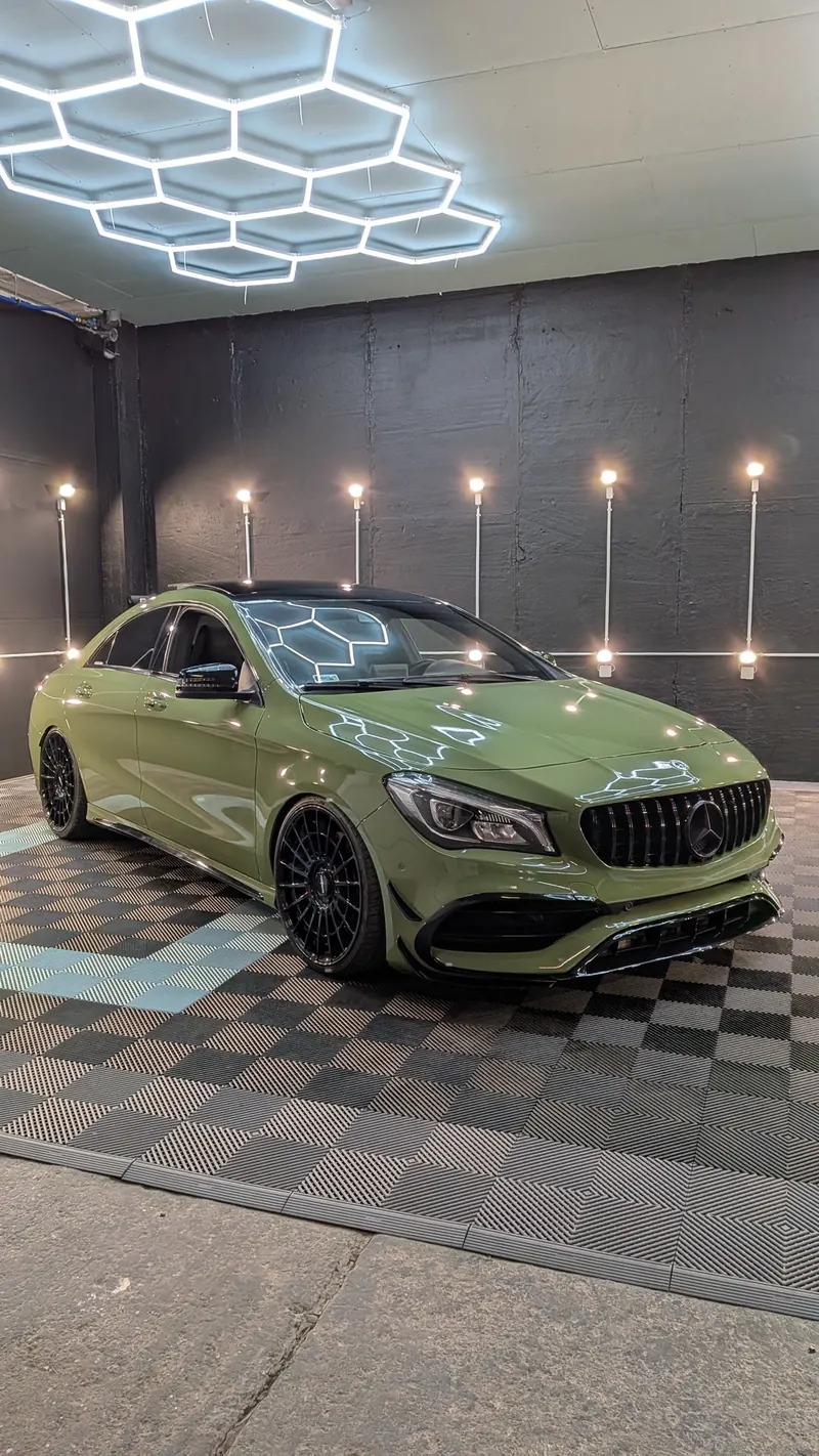 Zöld színváltó fóliával borított Mercedes